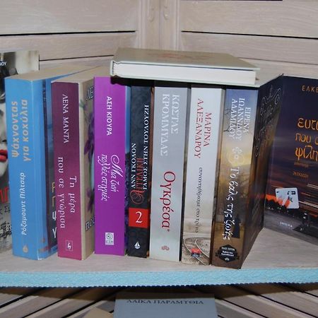 Luxury Traditional Room The Small Bookstore Kastro-Kyllini Ngoại thất bức ảnh