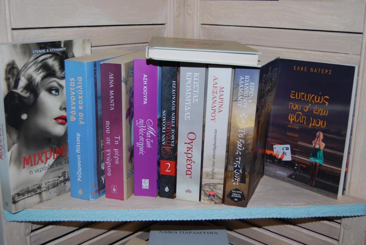 Luxury Traditional Room The Small Bookstore Kastro-Kyllini Ngoại thất bức ảnh