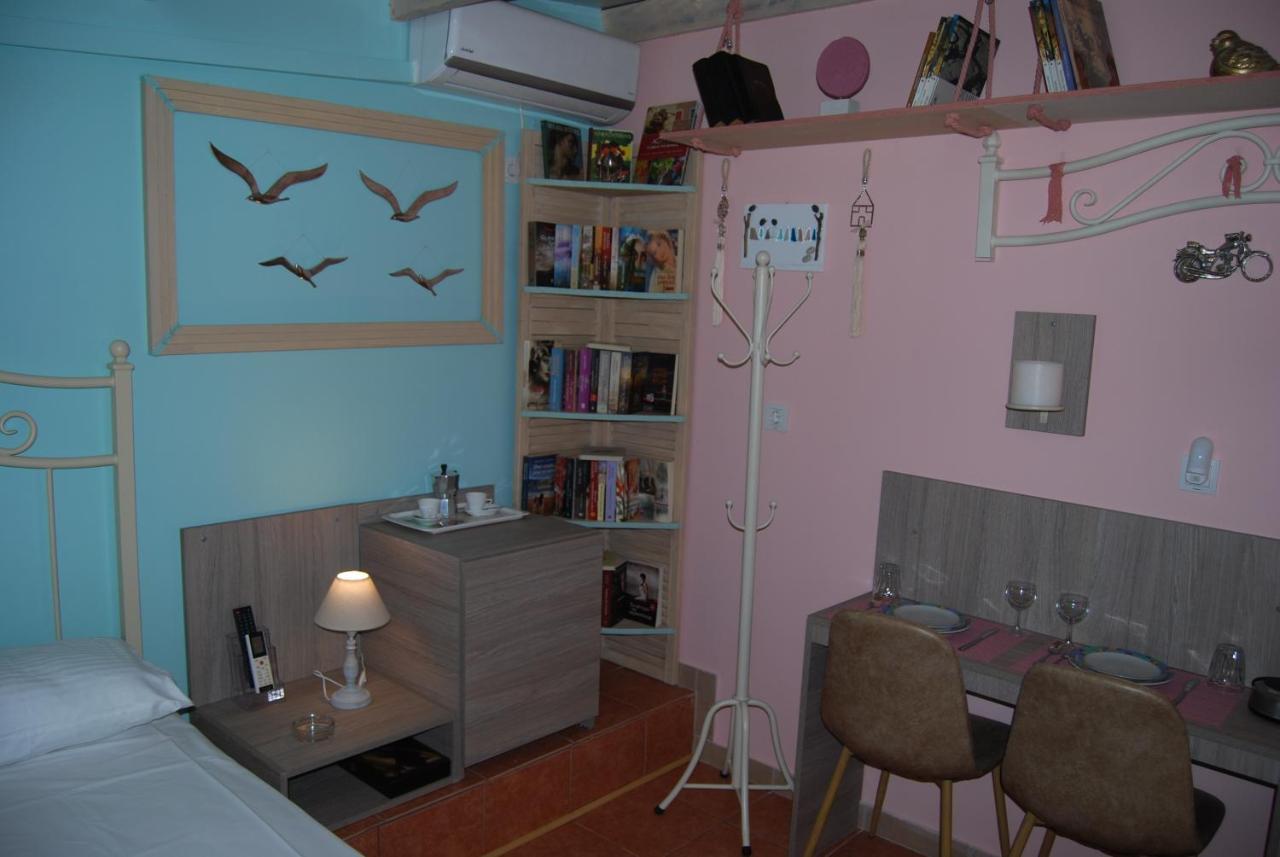 Luxury Traditional Room The Small Bookstore Kastro-Kyllini Ngoại thất bức ảnh