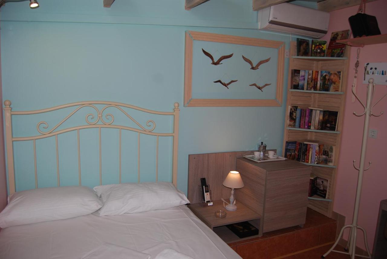Luxury Traditional Room The Small Bookstore Kastro-Kyllini Ngoại thất bức ảnh