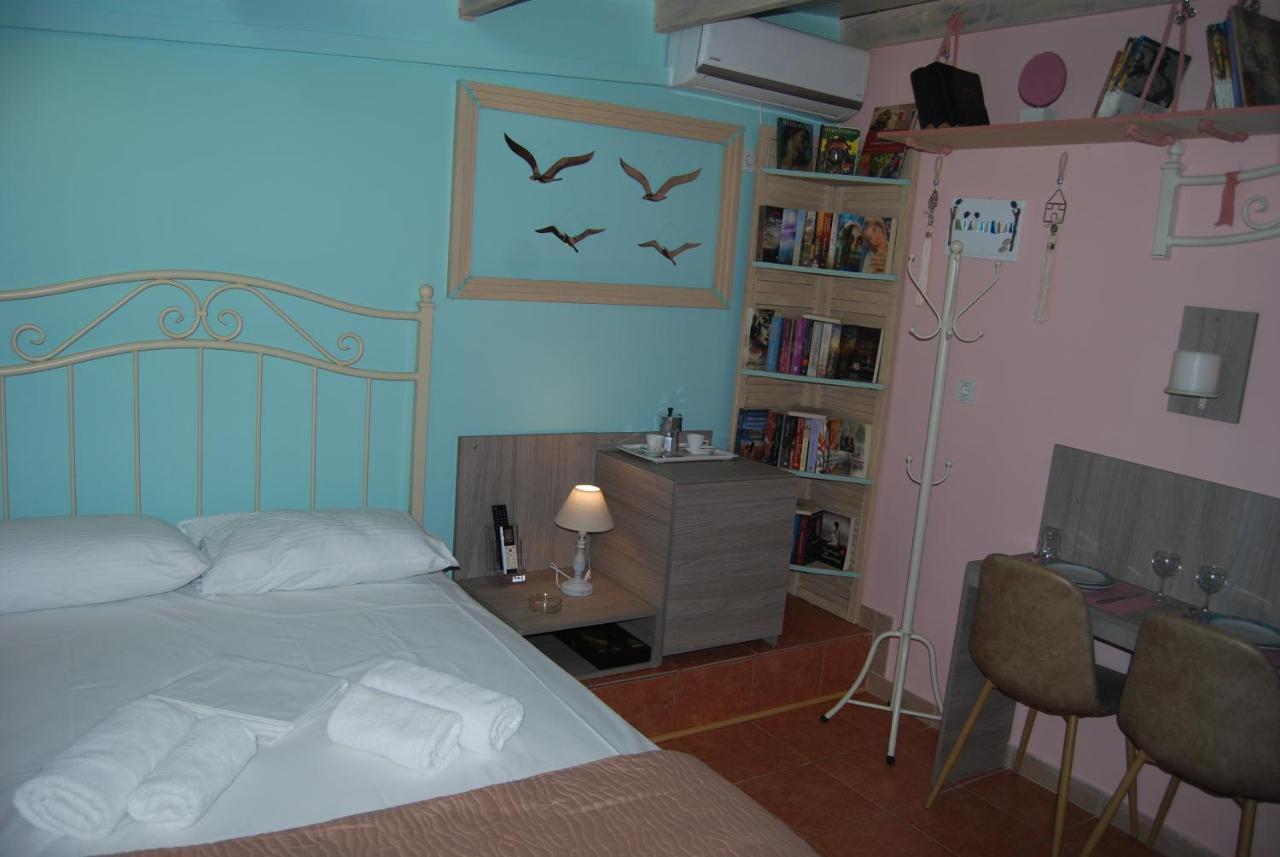 Luxury Traditional Room The Small Bookstore Kastro-Kyllini Ngoại thất bức ảnh