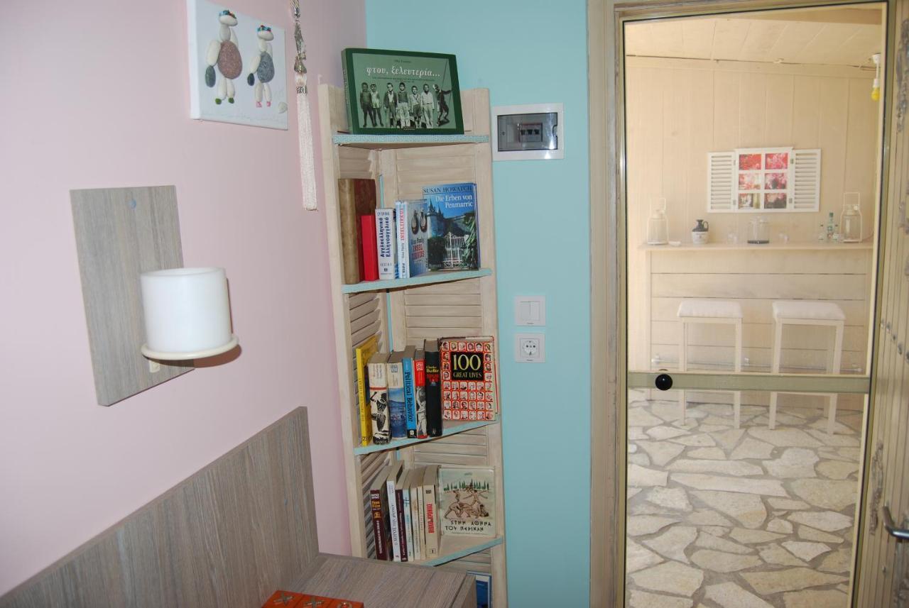 Luxury Traditional Room The Small Bookstore Kastro-Kyllini Ngoại thất bức ảnh