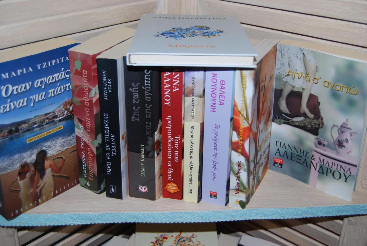 Luxury Traditional Room The Small Bookstore Kastro-Kyllini Ngoại thất bức ảnh