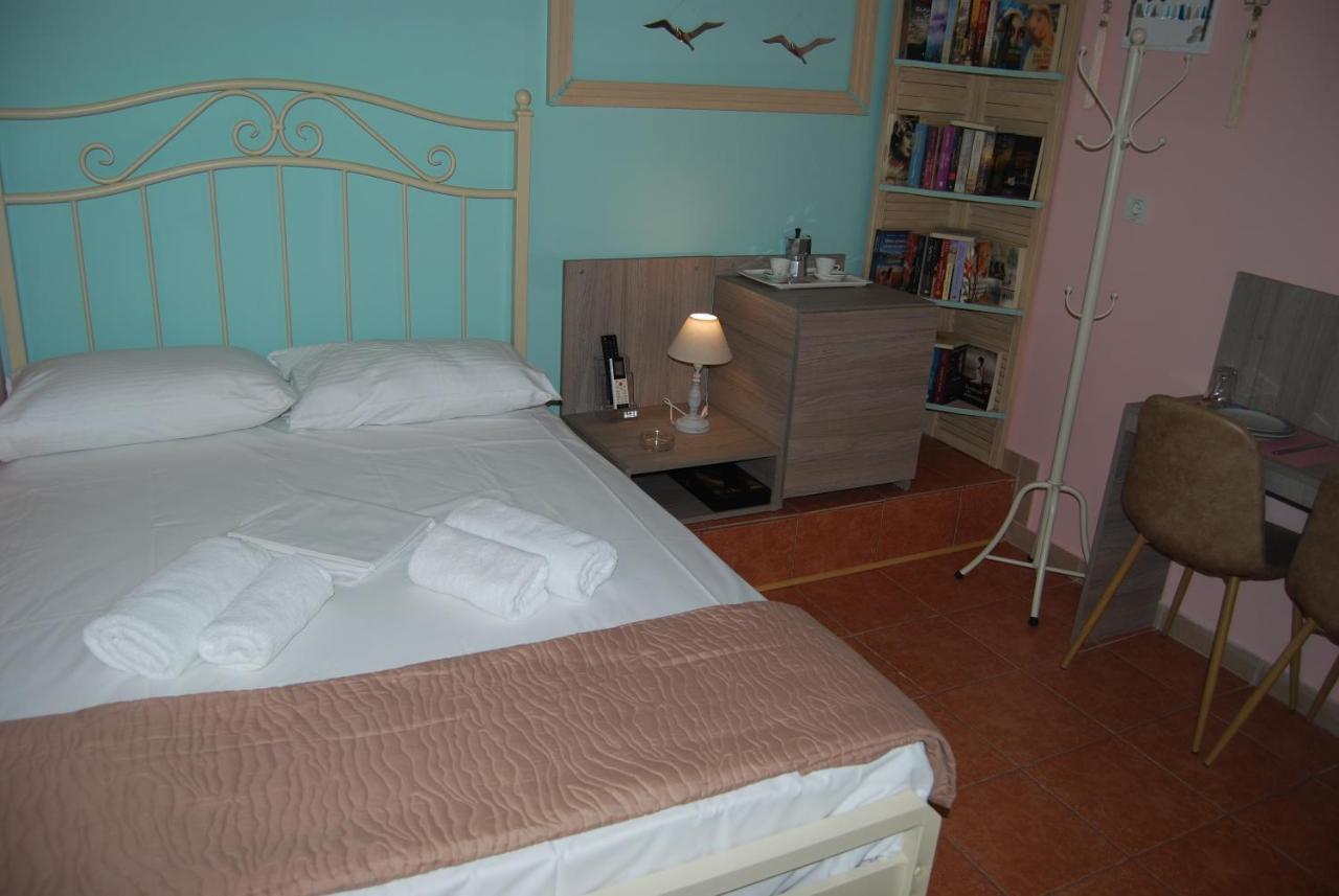 Luxury Traditional Room The Small Bookstore Kastro-Kyllini Ngoại thất bức ảnh