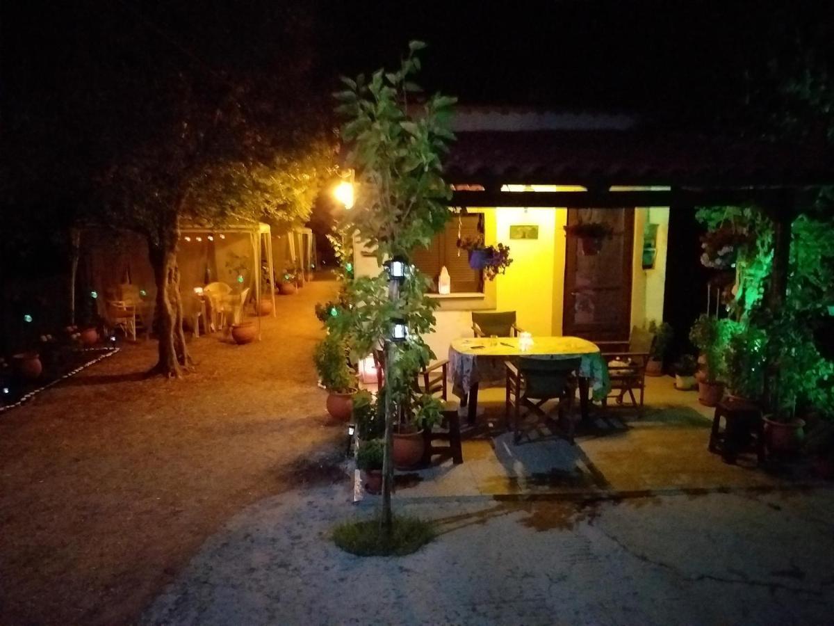 Luxury Traditional Room The Small Bookstore Kastro-Kyllini Ngoại thất bức ảnh